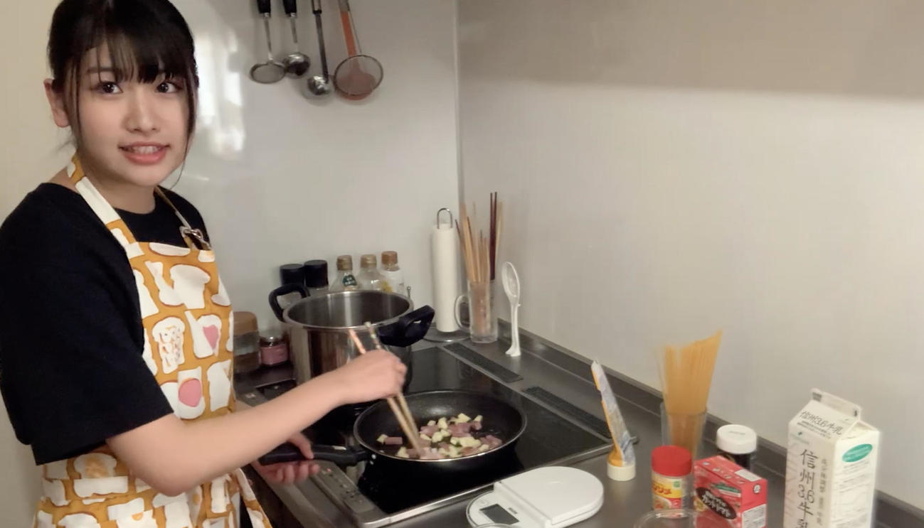 「OUC48のワンモ～レシピ」として牛乳をたっぷり使ったカルボナーラの作ったAKB48高橋彩香（C）AKB48