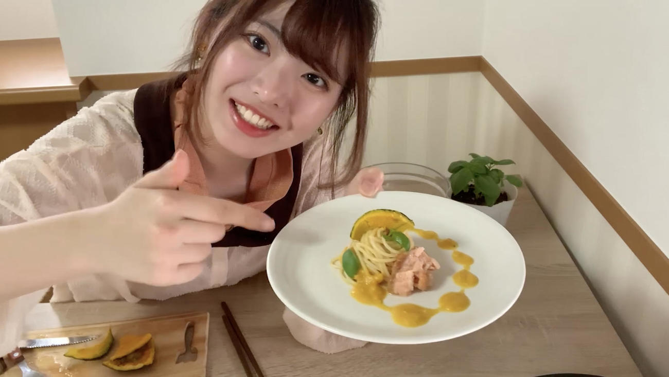 「OUC48のワンモ～レシピ」として牛乳をたっぷり使ったカルボナーラの作ったAKB48馬嘉伶（C）AKB48