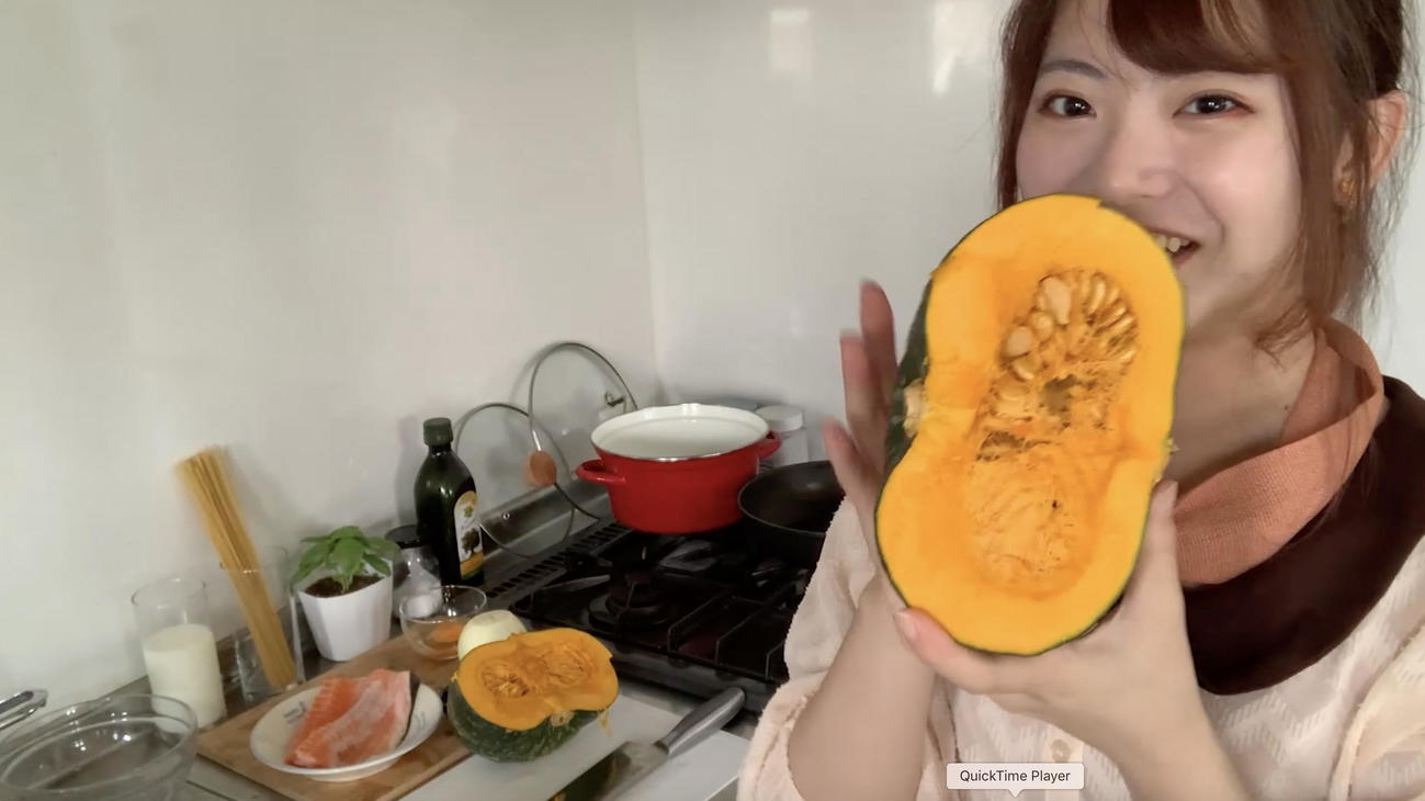 「OUC48のワンモ～レシピ」として牛乳をたっぷり使ったカルボナーラの作ったAKB48馬嘉伶（C）AKB48
