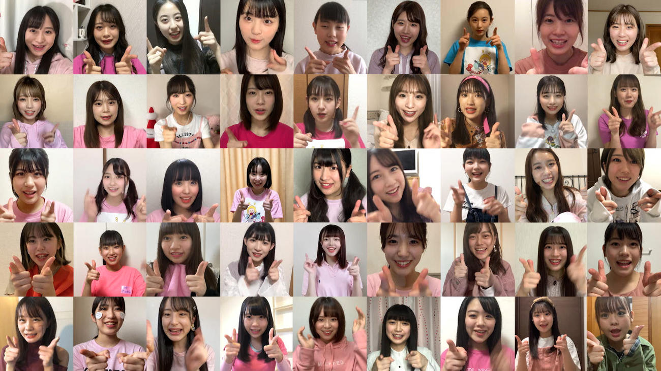 45人で「あんたロケロケポーズ」をとるAKB48チーム8（C）AKB48　
