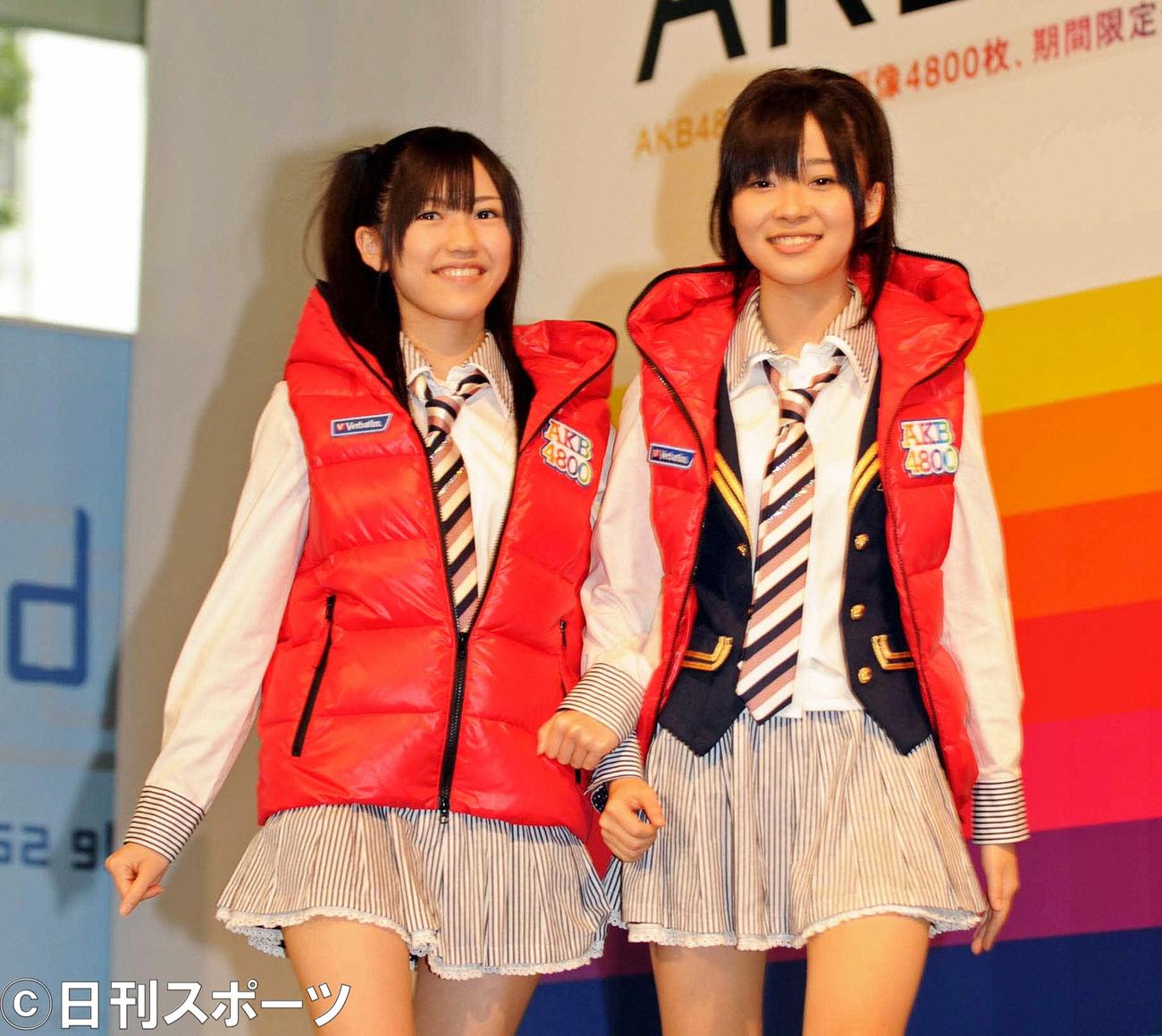 ＡＫＢ４８の渡辺麻友。右は指原莉乃（２００９年１１月１６日撮影）