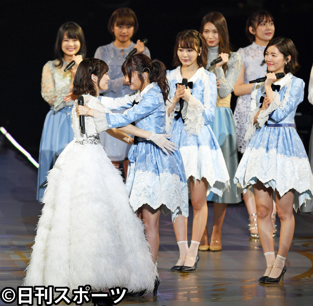 涙を流し抱き合う渡辺麻友（左）と指原莉乃