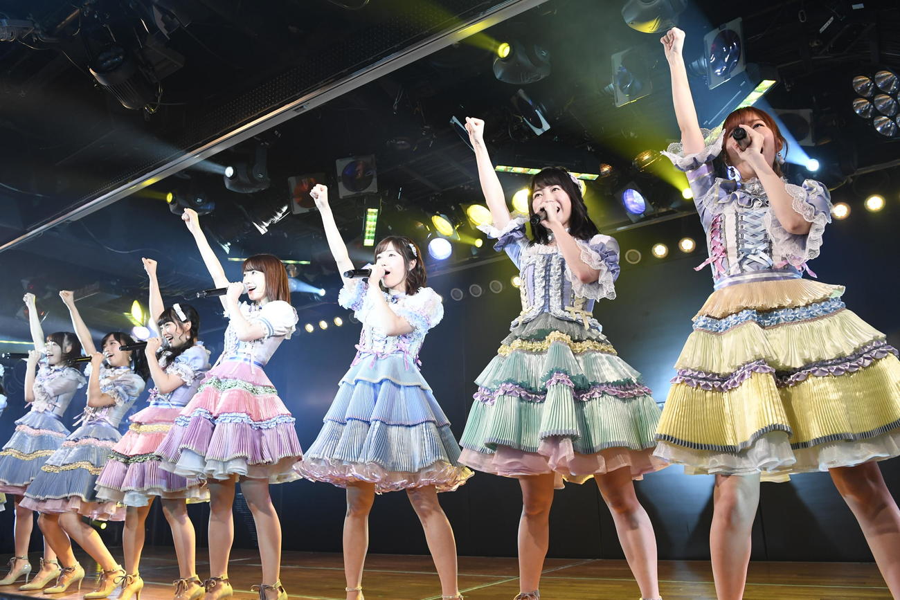 卒業公演で歌うＡＫＢ４８渡辺麻友（中央）（Ｃ）ＡＫＳ