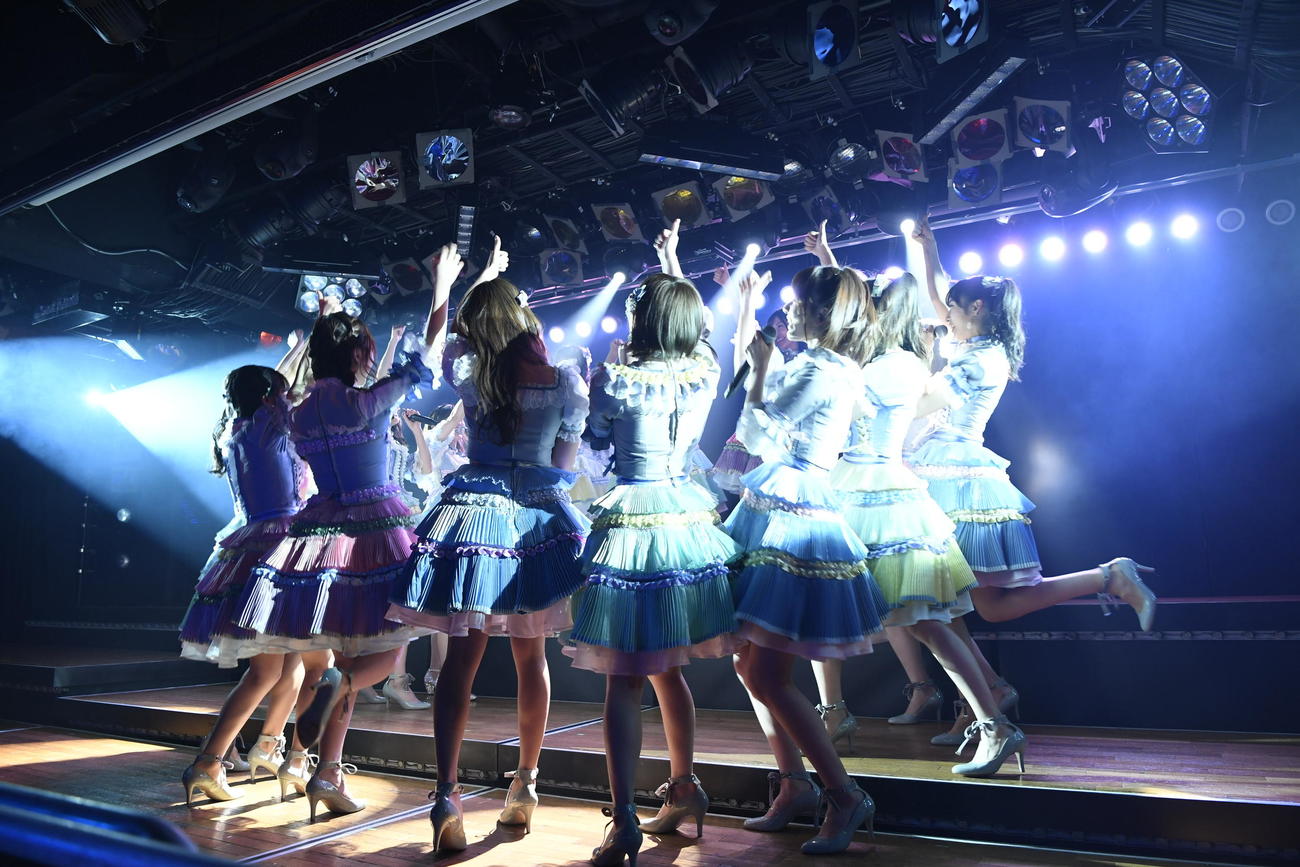 渡辺麻友卒業公演のオープニングで、「初日」の円陣を披露するＡＫＢ４８（Ｃ）ＡＫＳ