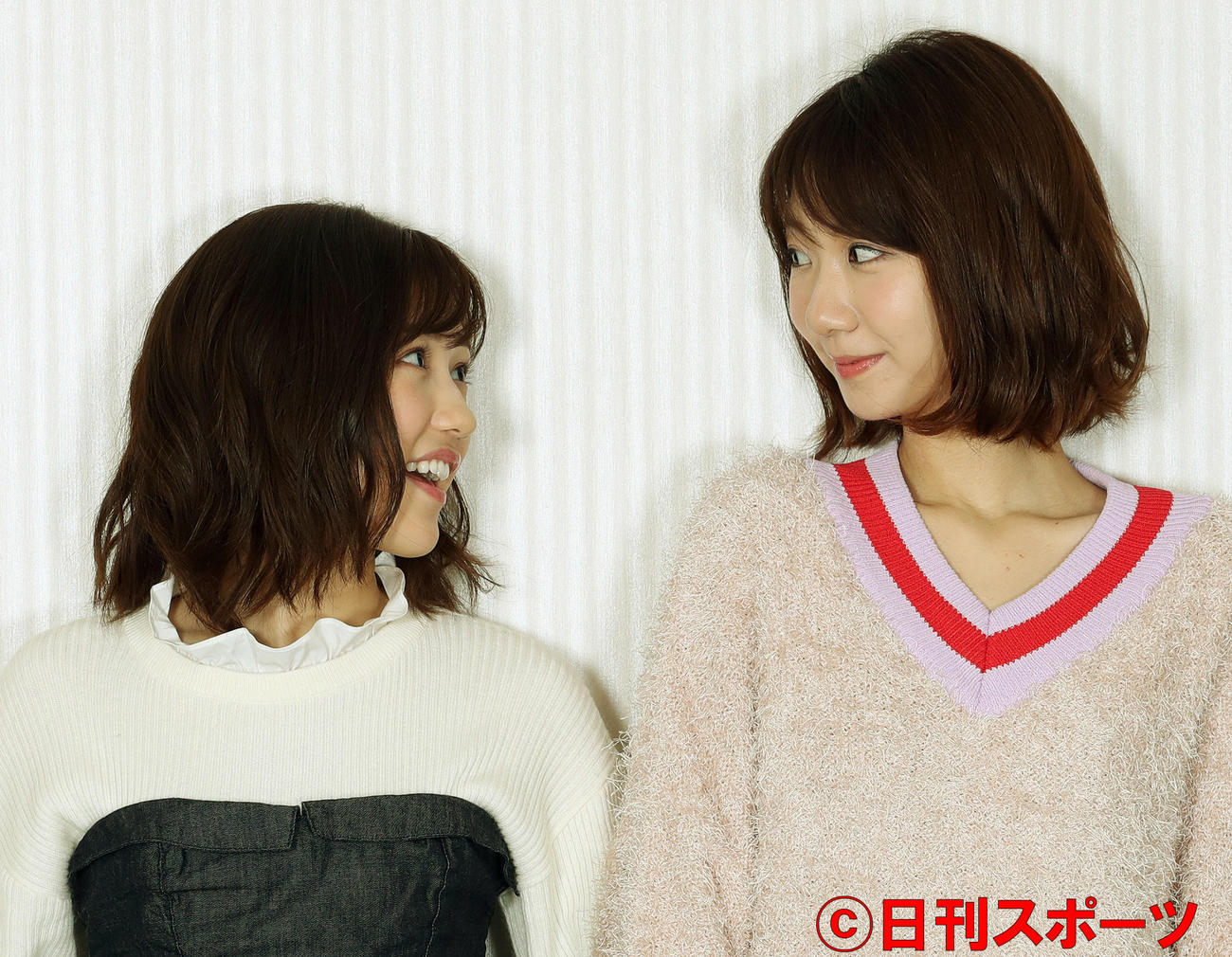 照れながら見つめ合う渡辺麻友（左）と柏木由紀は（17年11月28日撮影）