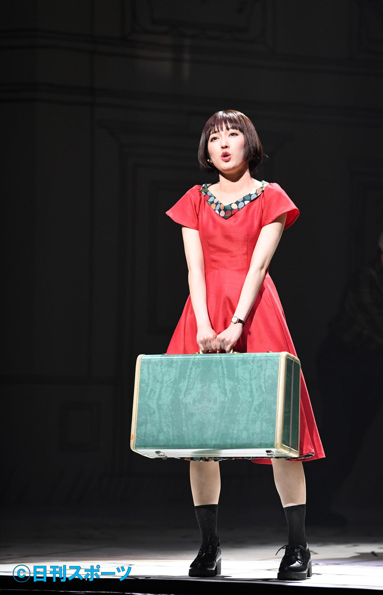 18年、ミュージカル「アメリ」で旅行かばんを持つ渡辺麻友