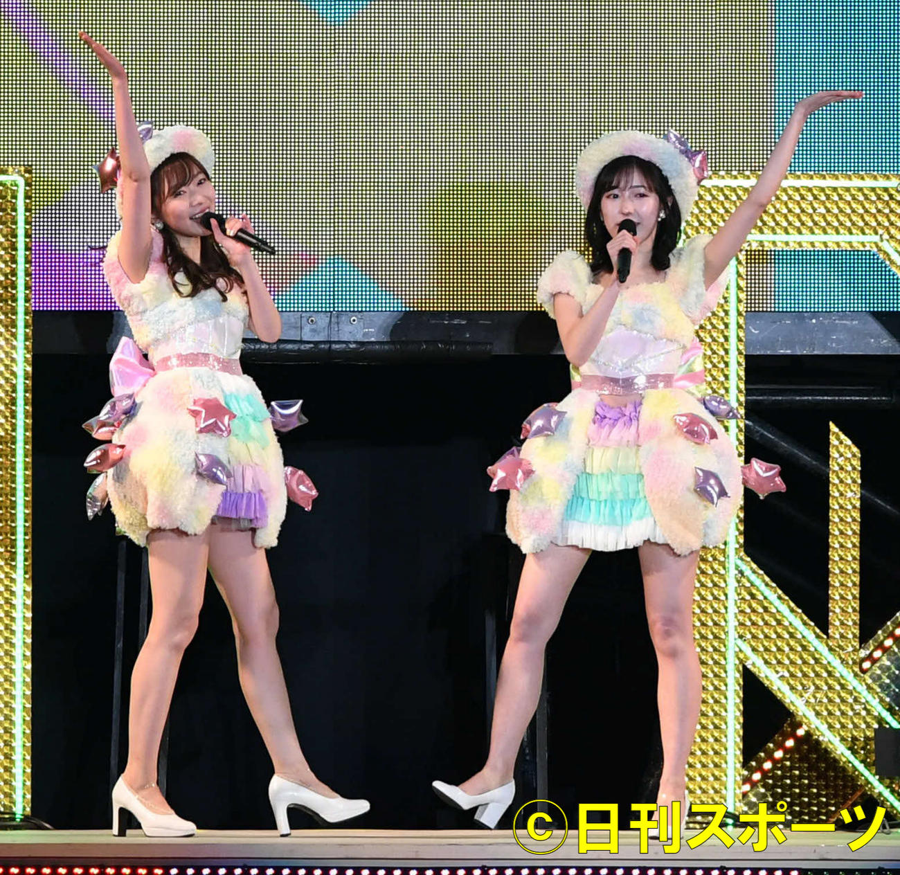 19年4月、指原莉乃の卒業コンサートで熱唱する渡辺麻友