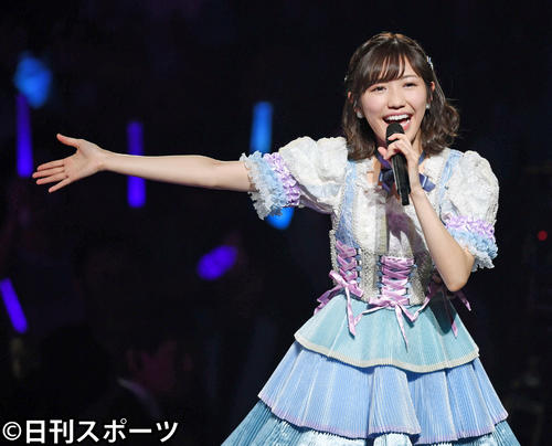 笑顔でファンの声援に応える渡辺麻友