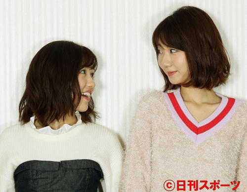 照れながら見つめ合う渡辺麻友（左）と柏木由紀は（17年11月28日撮影）