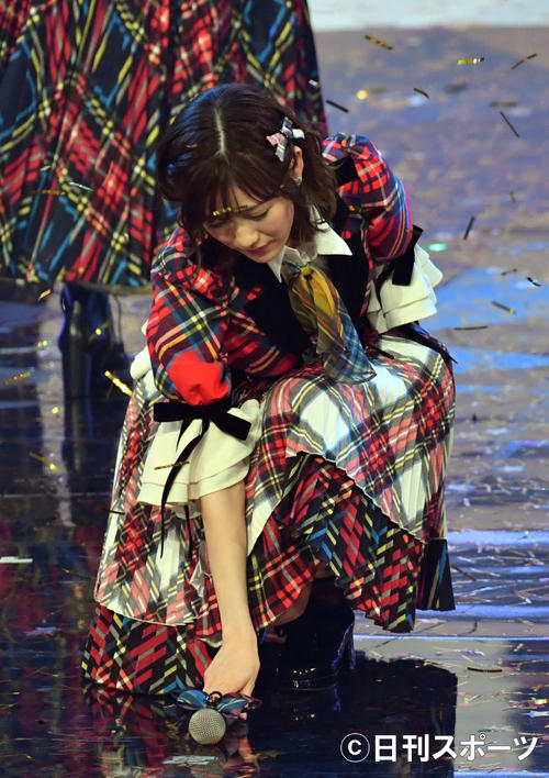 17年NHK紅白歌合戦　「11月のアンクレット」を歌い終わった後、マイクを置く渡辺麻友