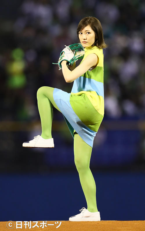 18年9月、ヤクルト対阪神の始球式を行った渡辺麻友