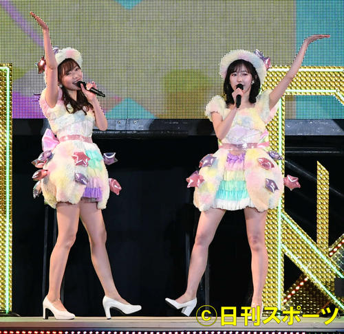 19年4月、指原莉乃の卒業コンサートで熱唱する渡辺麻友