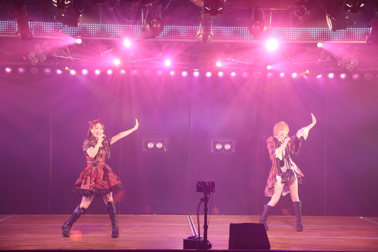 2カ月半ぶりにAKB48劇場から公演を届けた向井地美音（左）と岡田奈々（C）AKB48