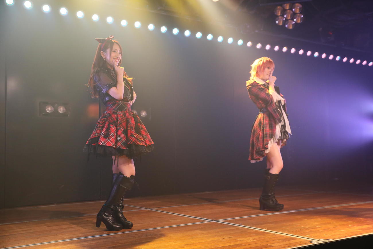 2カ月半ぶりにAKB48劇場から公演を届けた向井地美音（左）と岡田奈々（C）AKB48