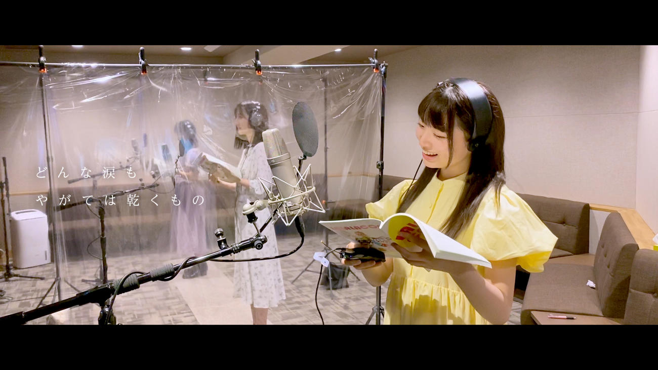 AKB48のメッセージソング「離れていても」ミュージックビデオの久保怜音（手前）