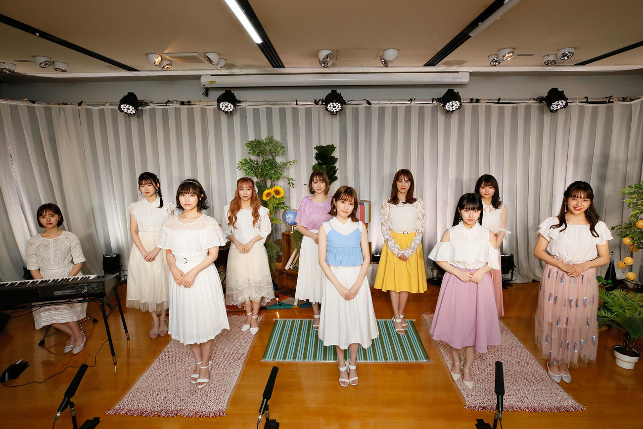 配信限定ライブ「HKT48　THE　LIVE～STUDIO　LIVE　SONG」を行ったHKT48の、前列左から森保まどか、豊永阿紀、坂本愛玲菜、田中美久、田島芽瑠、後列左から熊沢世莉奈、上野遥、村重杏奈、坂口理子、秋吉優花（C）Mercury