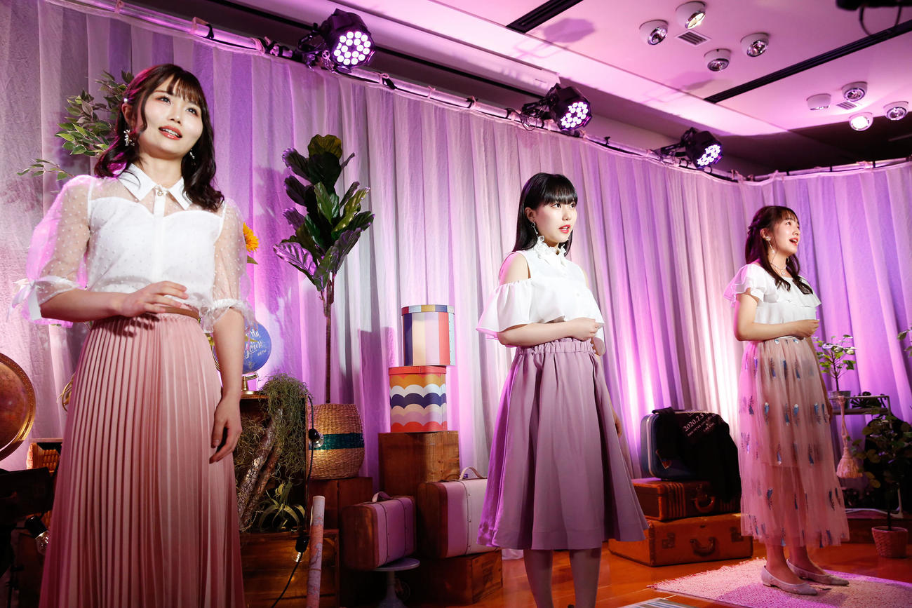 「桜の木になろう」を披露する、左から秋吉優花、田中美久、田島芽瑠（C）Mercury