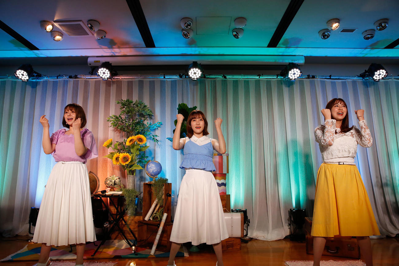 「青春の出口」を披露する、左から村重杏奈、坂本愛玲菜、坂口理子（C）Mercury