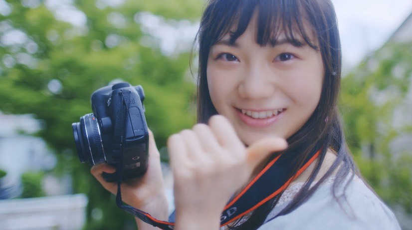 新曲「シャーベットピンク」のミュージックビデオで笑顔を見せるセンターの藤崎未夢（C）Flora
