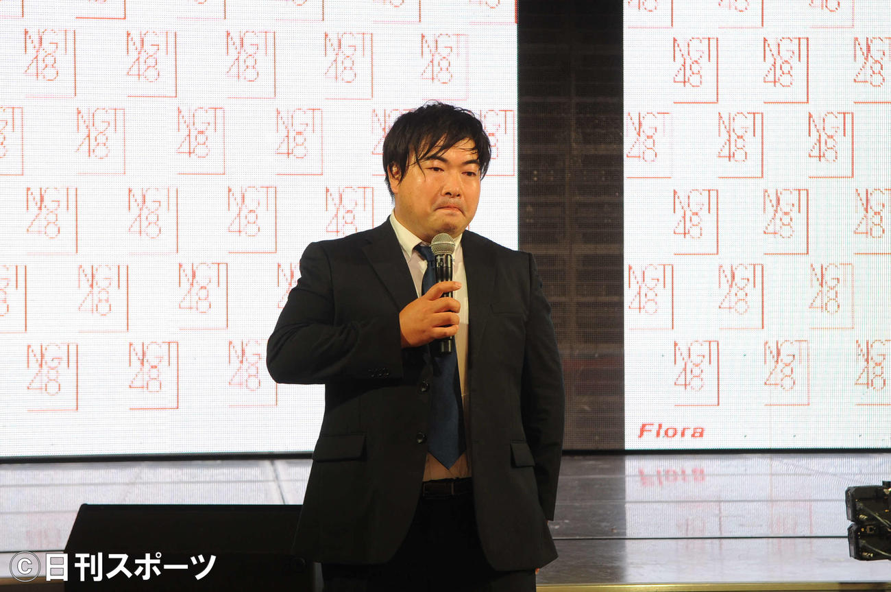 NGT48の活動について、声を詰まらせながら話す岡田社長