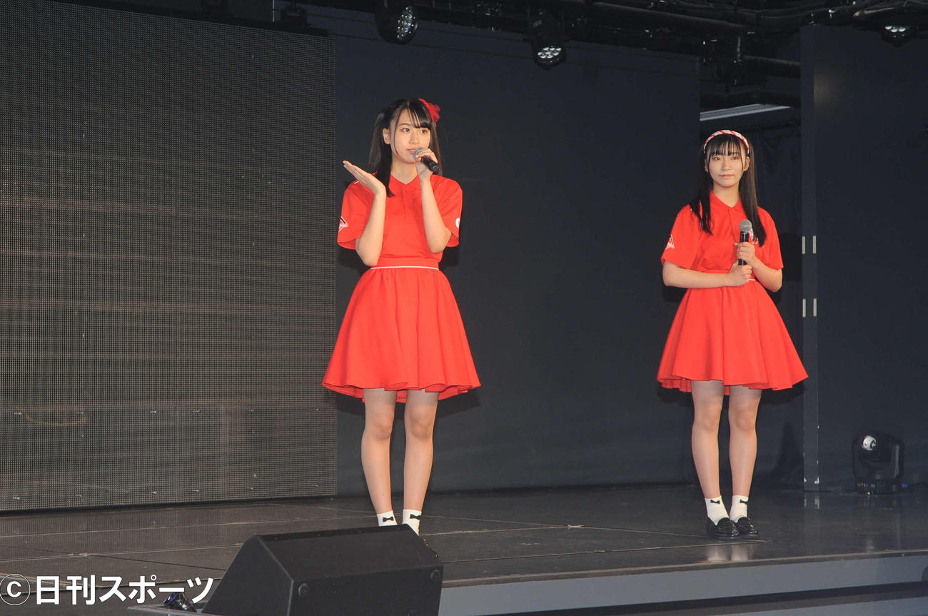 B1新潟とのコラボジャージーを着てあいさつするNGT48の富永夢有（左）と寺田陽菜