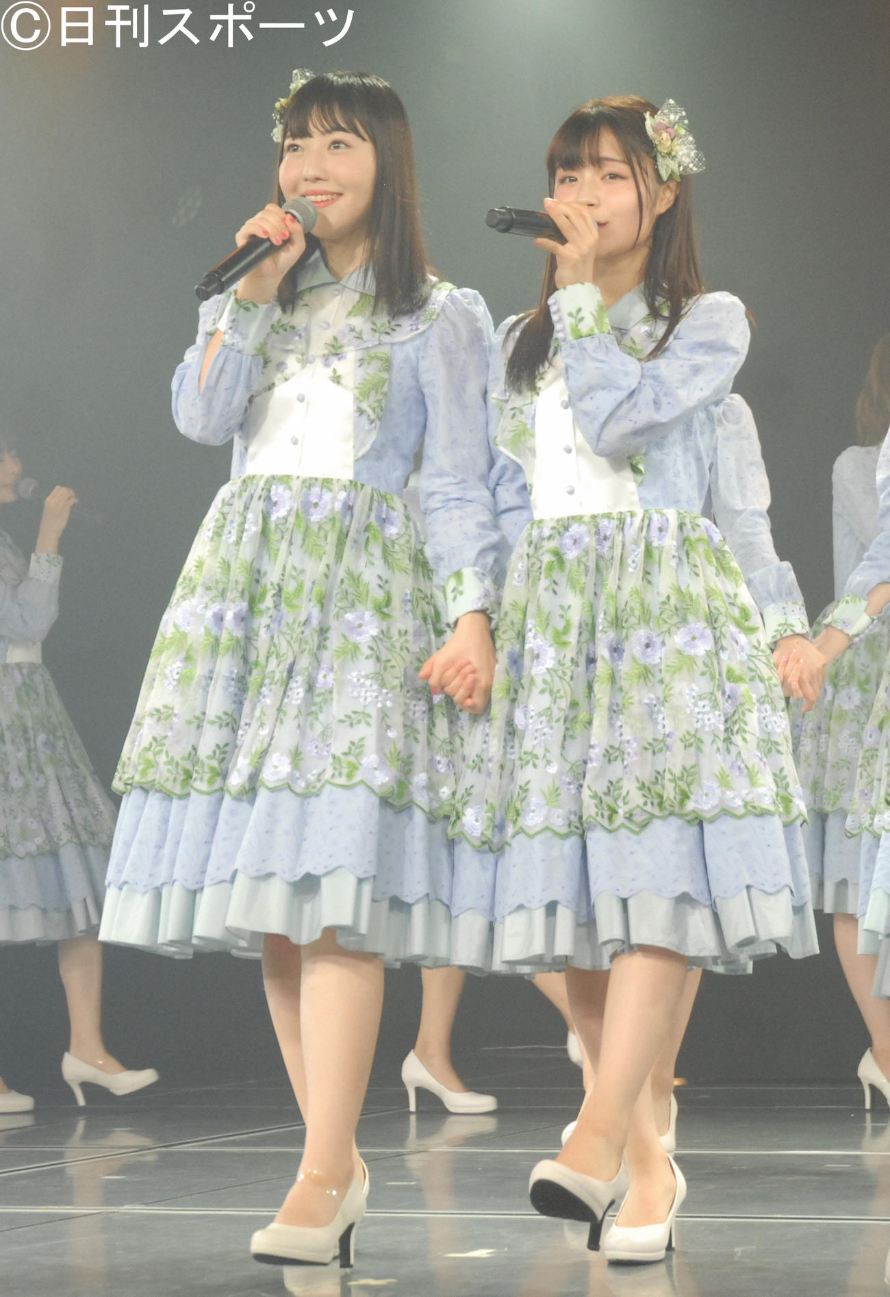 19年8月、劇場公演で手をつないで歌う日下部愛菜（左）と清司麗菜