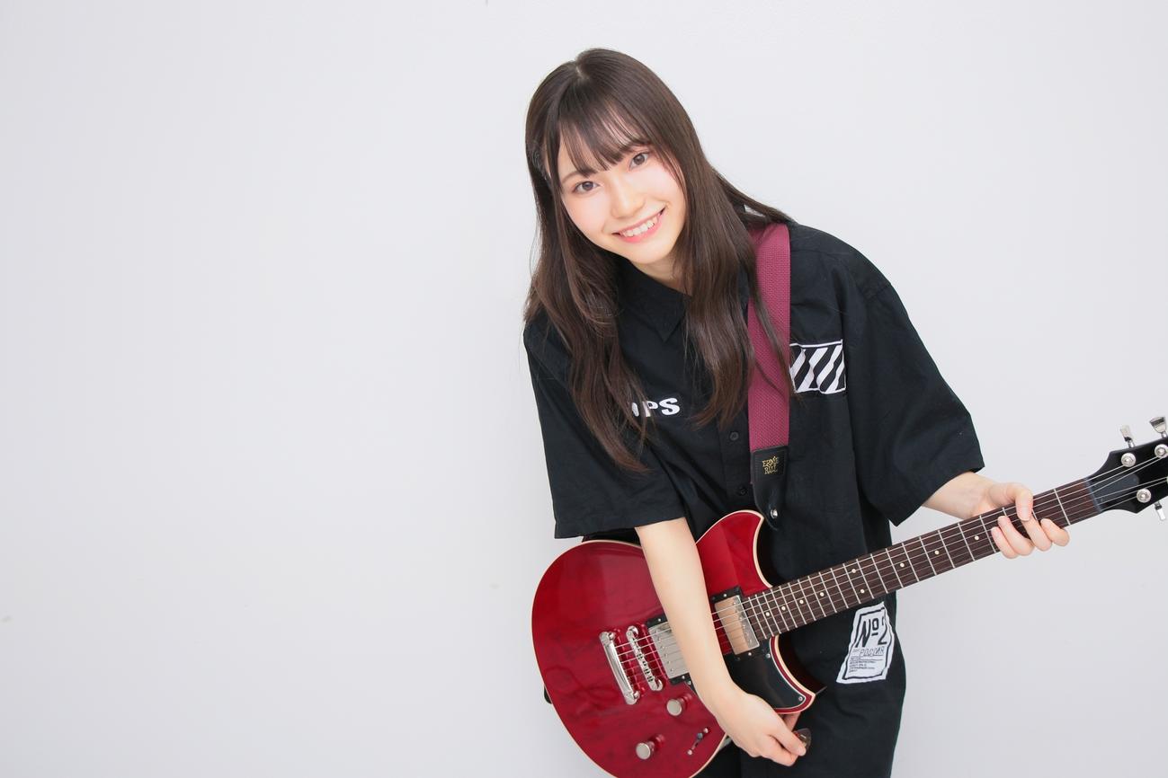 エレキギター「REVSTAR　RS420」を手にポーズを決めるNGT48の研究生・川越紗彩