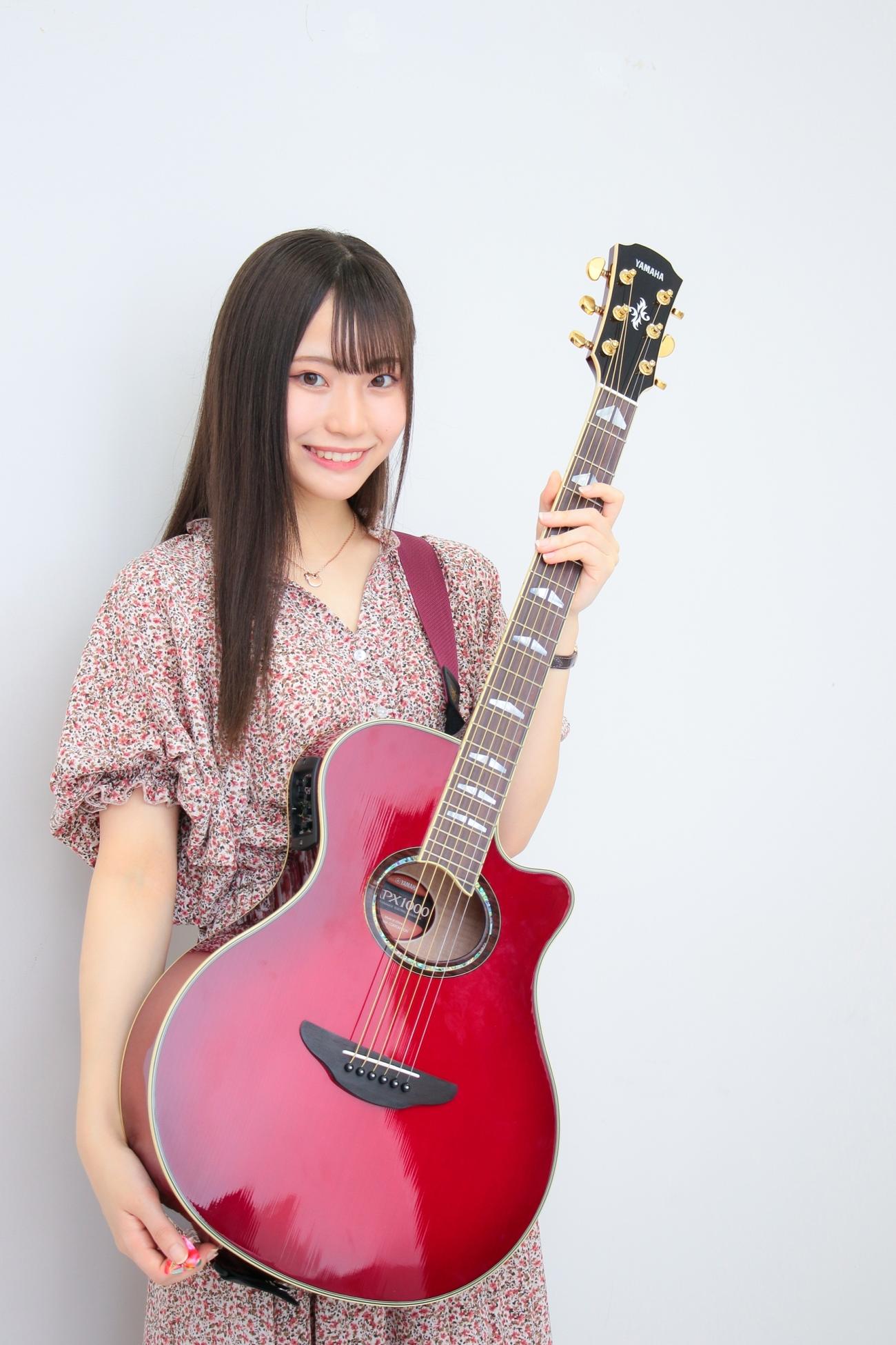 エレクトリックアコースティックギター「APX1000」を手にポーズを決めるNGT48の研究生・川越紗彩