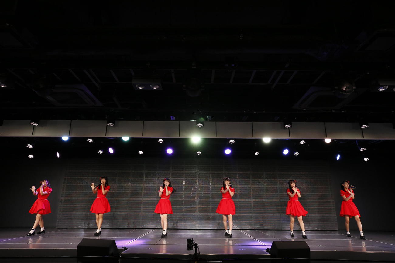 先月21日に行われた会見でパフォーマンスする「ちっちゃいもんくらぶ」。左から古舘葵、小見山沙空、小越春花、寺田陽菜、諸橋姫向、富永夢有 （C）Flora