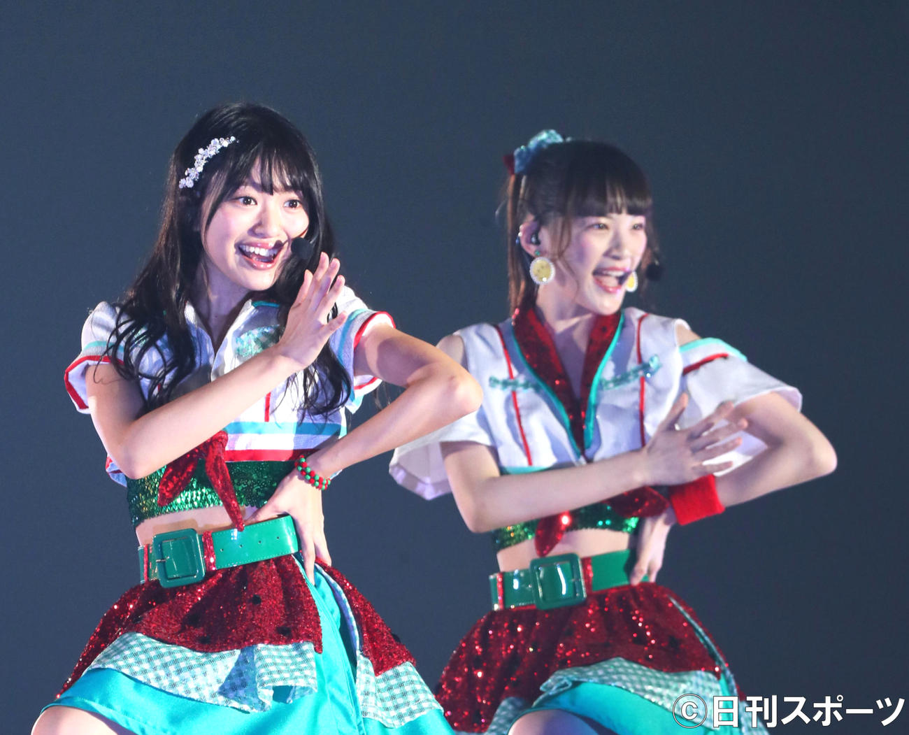 北原里英の卒コンで「西瓜BABY」を歌う北原里英（左）と太野彩香（2018年4月14日）