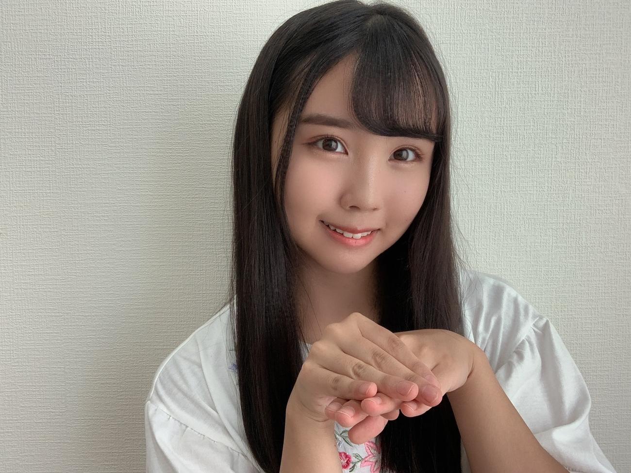 「ちっちゃいもんポーズ」をするNGT48古舘葵