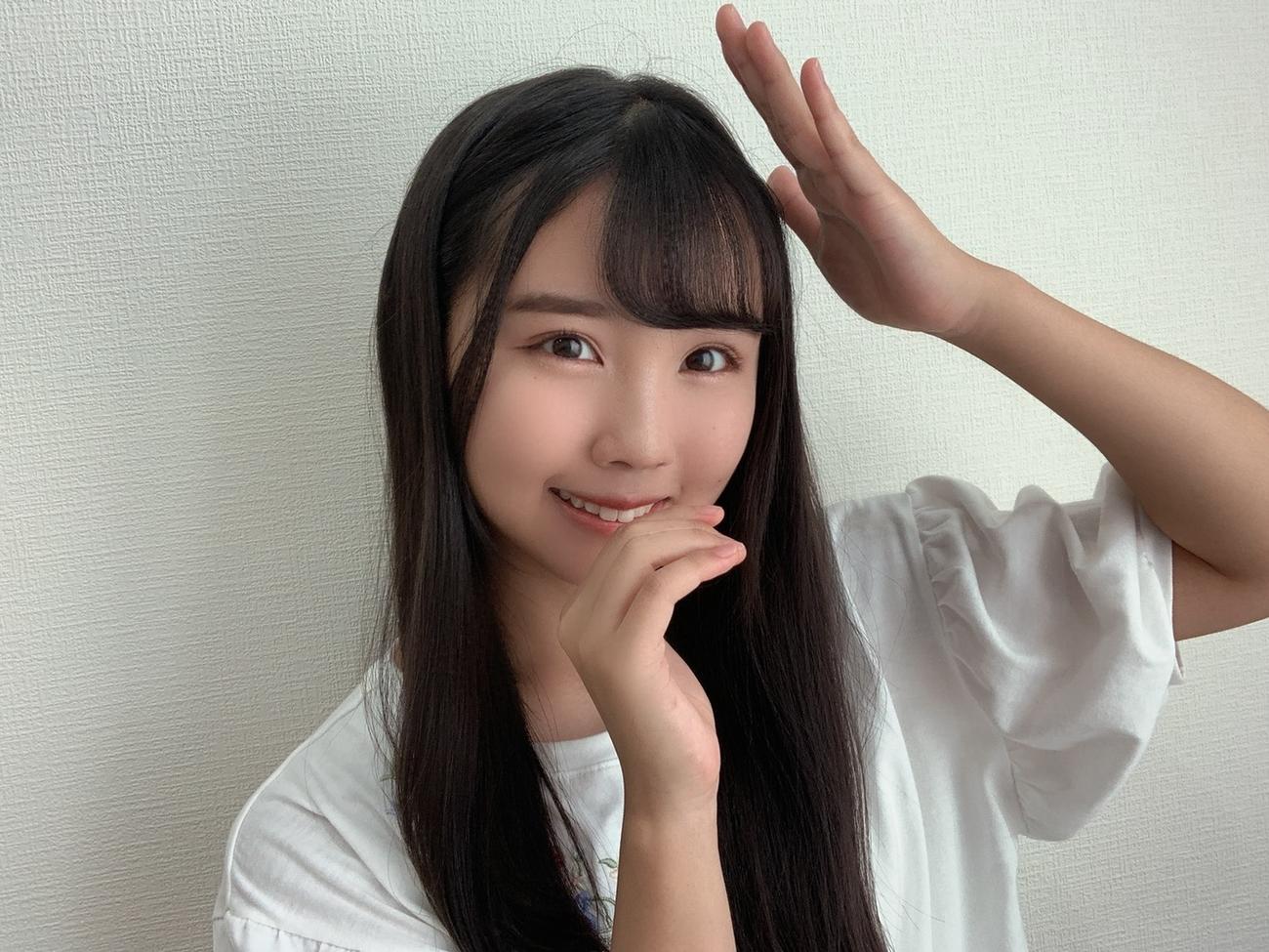 ちっちゃいもんくらぶ「嫌いなのかもしれない」の中でお気に入りの頭をなでる振り付けをする古舘葵