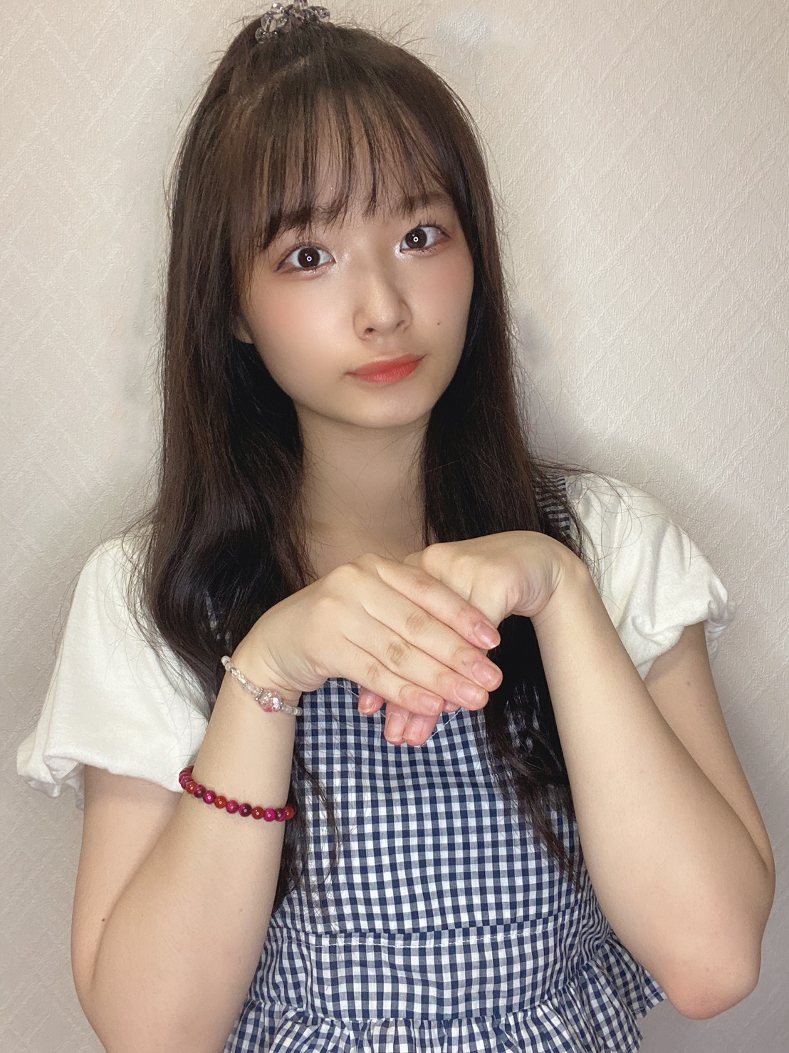 「ちっちゃいもんポーズ」をする諸橋姫向