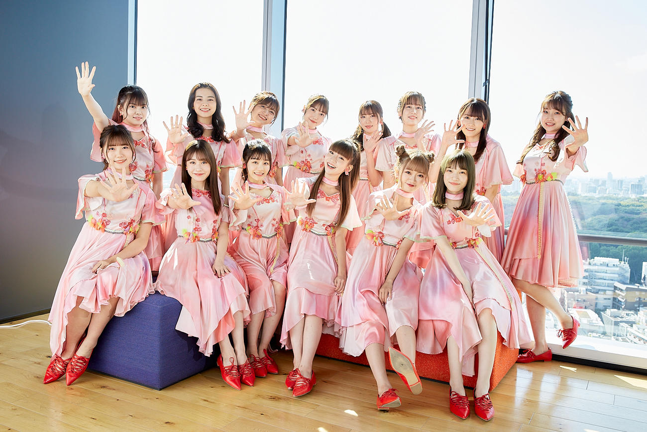 前列左から小熊倫実、加藤美南、清司麗菜、荻野由佳、中井りか、太野彩香、後列左から角ゆりあ、本間日陽、中村歩加、日下部愛菜、奈良未遥、西村菜那子、西潟茉莉奈、山田野絵（C）Flora　