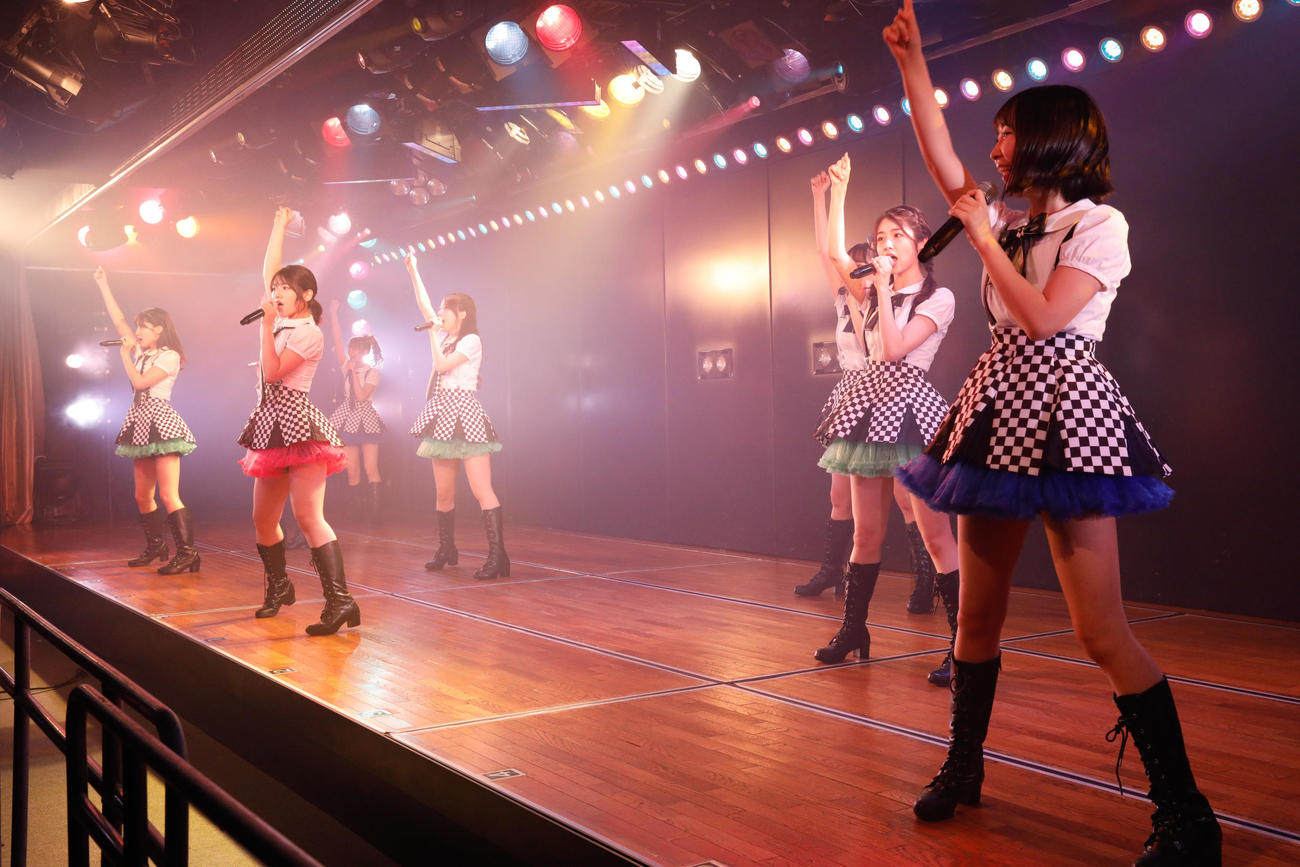 AKB48劇場で有観客公演を行った村山彩希（左から2人目）らAKB48メンバー(C)AKB48