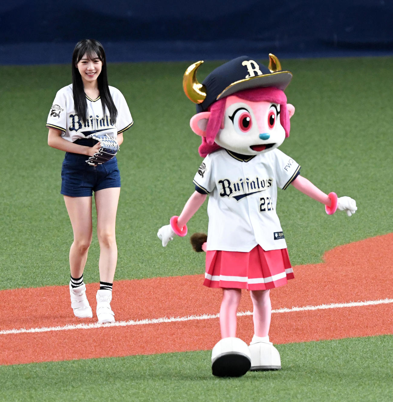 プレ始球式を務めたNMB48の横野すみれ（撮影・前岡正明）