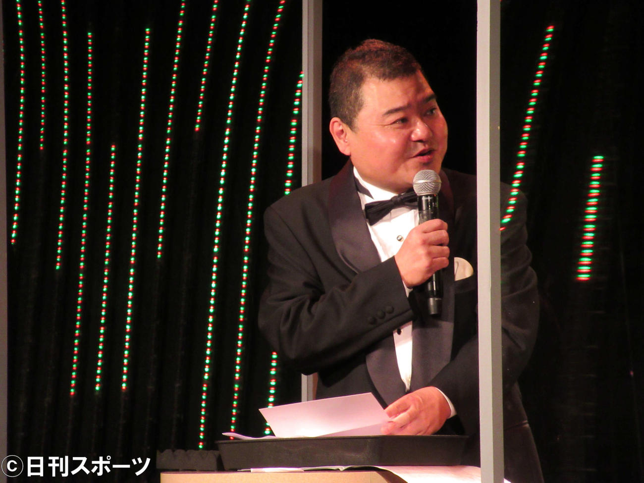 「難波鉄砲隊其之九」の結果発表で、ゲストプレゼンターを務めた川畑泰史（撮影・星名希実）