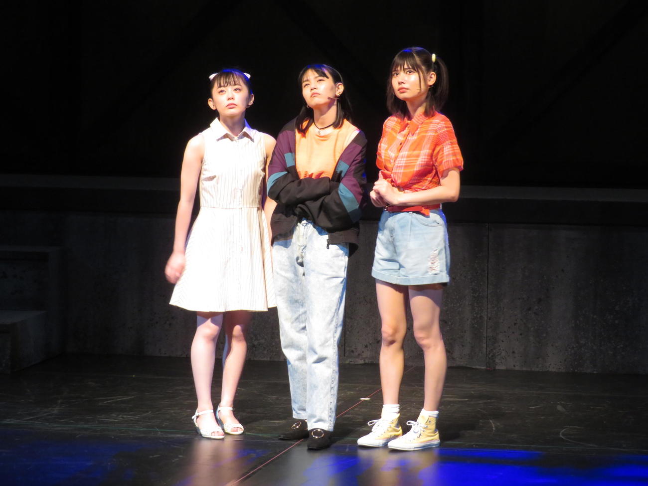 舞台「ぼくらの七日間戦争」ゲネプロのワンシーン。左から濱咲友菜、国森桜、鹿目凛