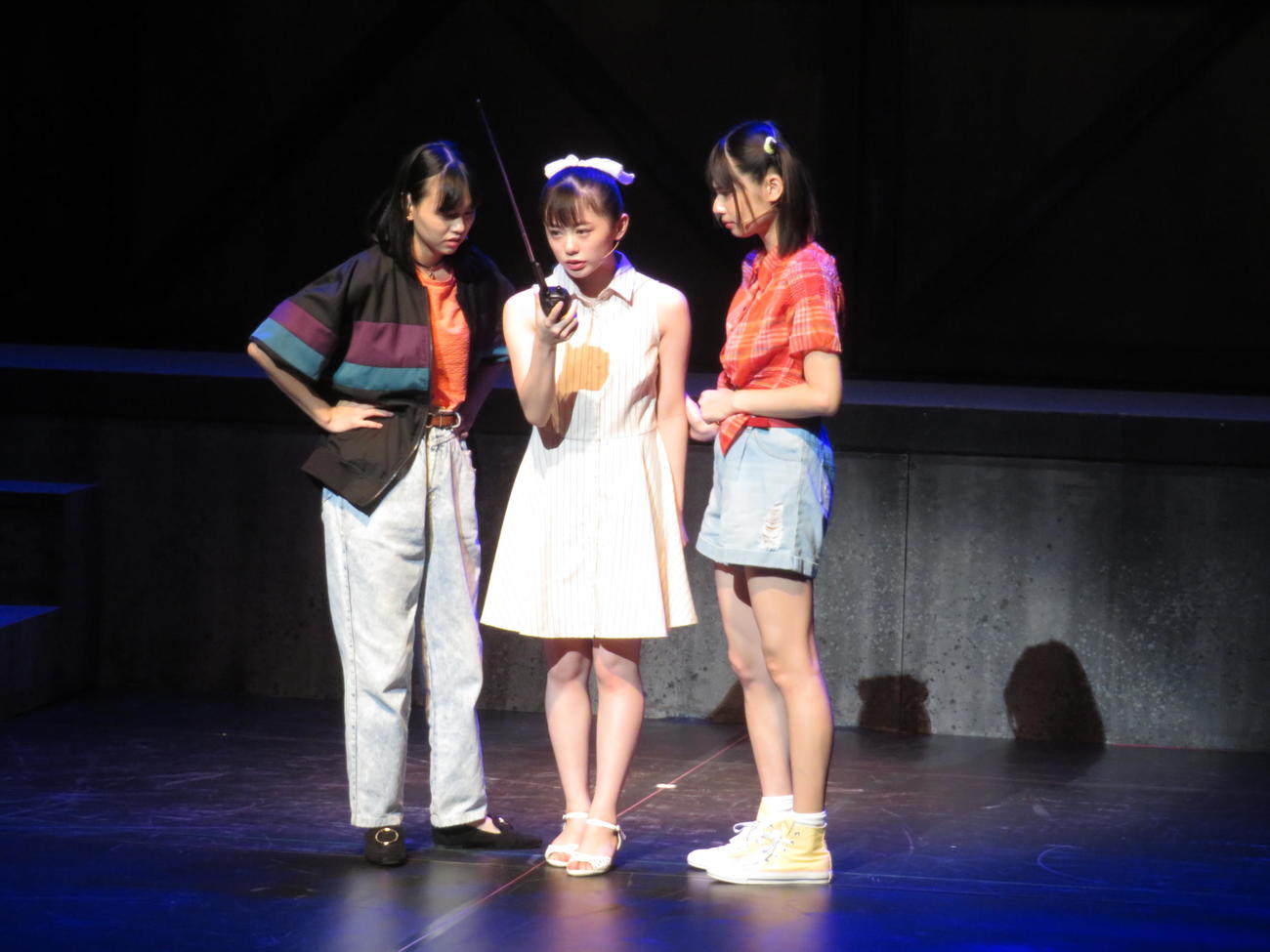 舞台「ぼくらの七日間戦争」ゲネプロのワンシーン。左から國森桜、濱咲友菜、鹿目凛
