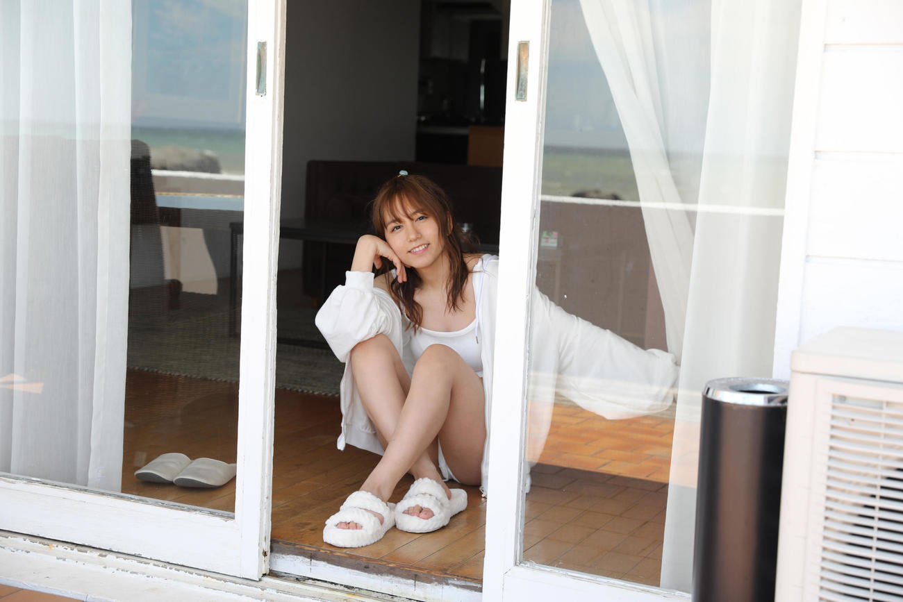 メインカットと共に公開された大場美奈セカンド写真集のサブカット