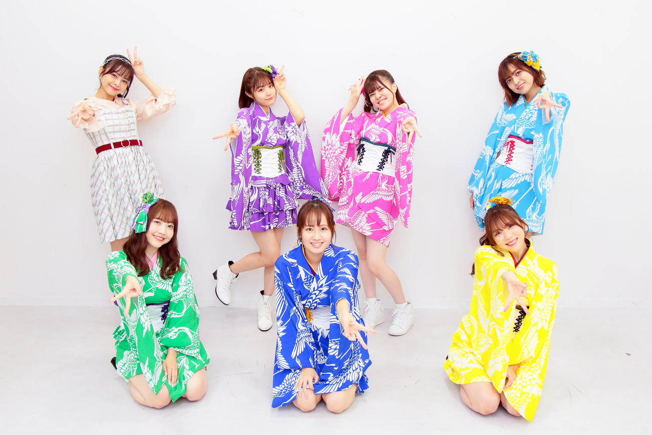 約8カ月ぶりの有観客での劇場公演に出演した、前列左から日下部愛菜、西村菜那子、奈良未遥、後列左から本間日陽、清司麗菜、角ゆりあ、中村歩加