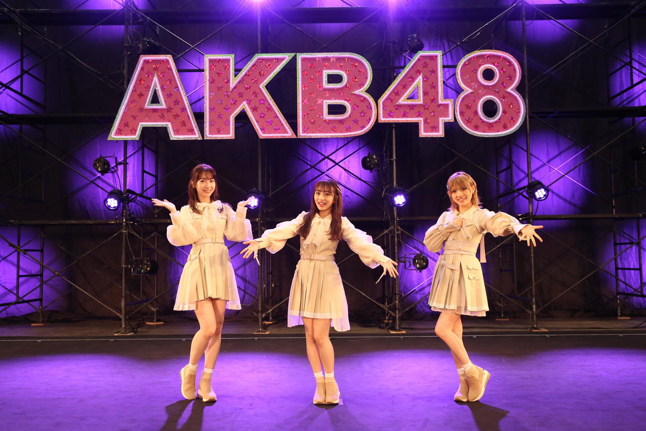 全国握手会「オンラインお話し会＆配信ライブ」で取材に応じたAKB48の、左から柏木由紀、向井地美音、岡田奈々（C）AKB48