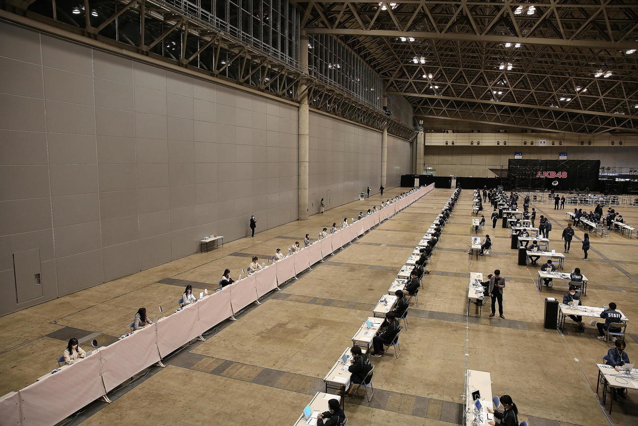 「オンラインお話し会＆配信ライブ」でファンと交流するAKB48メンバー（C）AKB48　