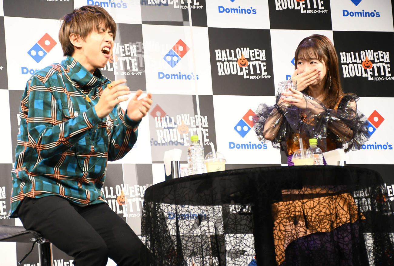 ドミノ・ピザ期間限定商品「ハロウィン・ルーレット」発表会で激辛ピザを試食するはじめしゃちょー（左）と柏木由紀（撮影・大友陽平）