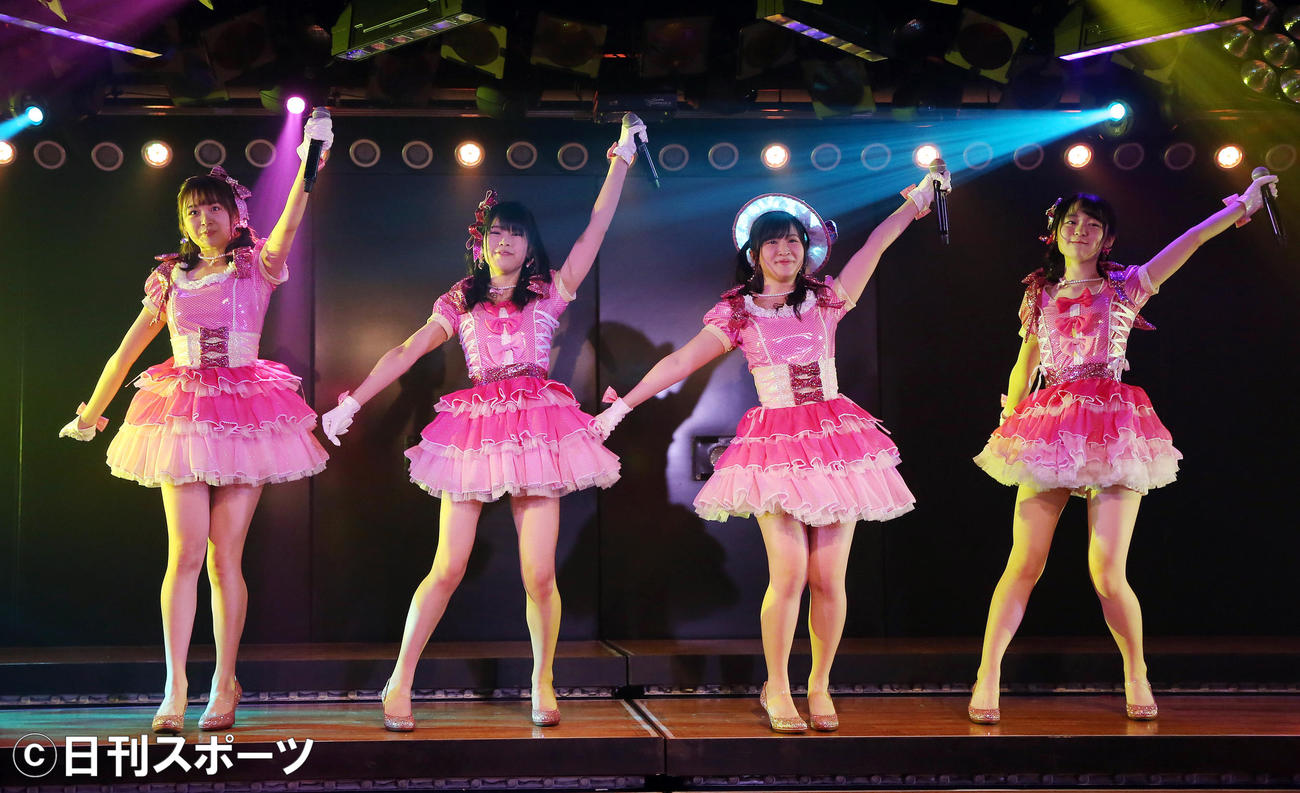 牧野アンナプロデュース公演初日の公開ゲネプロで「推定マーマレード」を披露するAKB48の、左から達家真姫宝、吉川七瀬、佐藤妃星、西川怜（2018年4月17日撮影）
