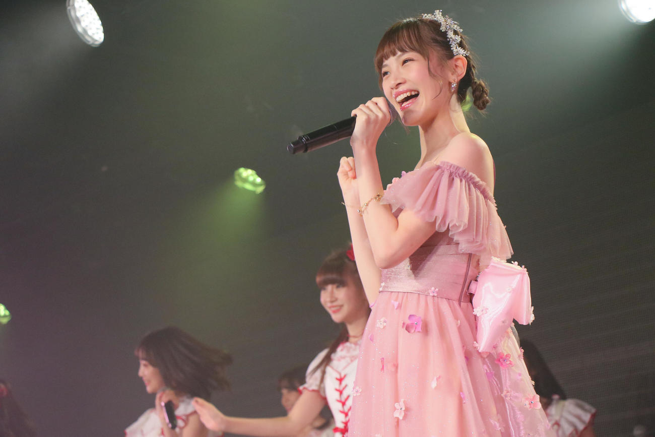 卒業公演でピンクのドレス姿で歌うNGT48太野彩香（C）Flora