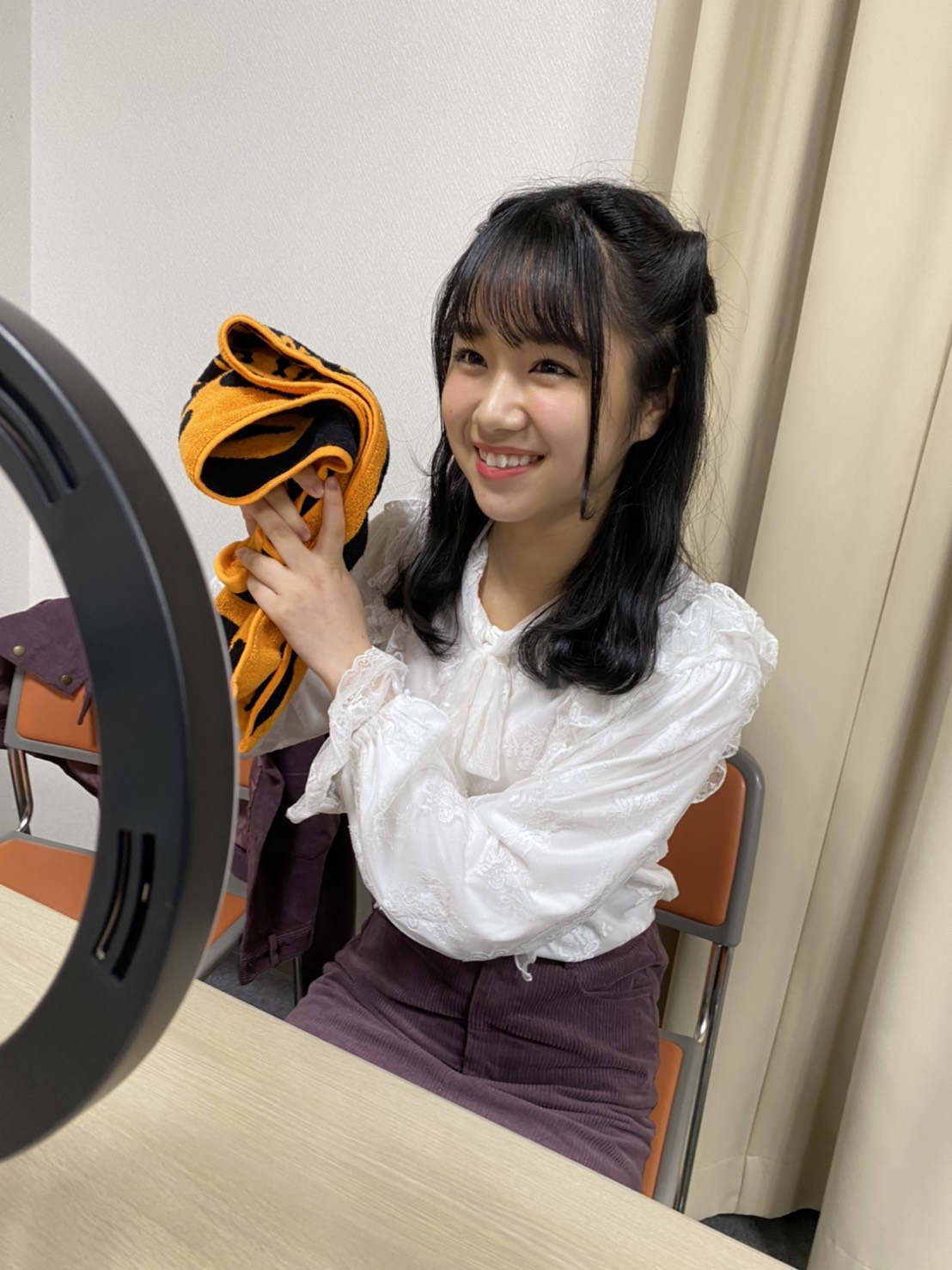 「オンラインおしゃべり会」にも坂本勇人選手のグッズとともに行い、巨人のリーグ優勝を祝福するNGT48真下華穂（C）Flora