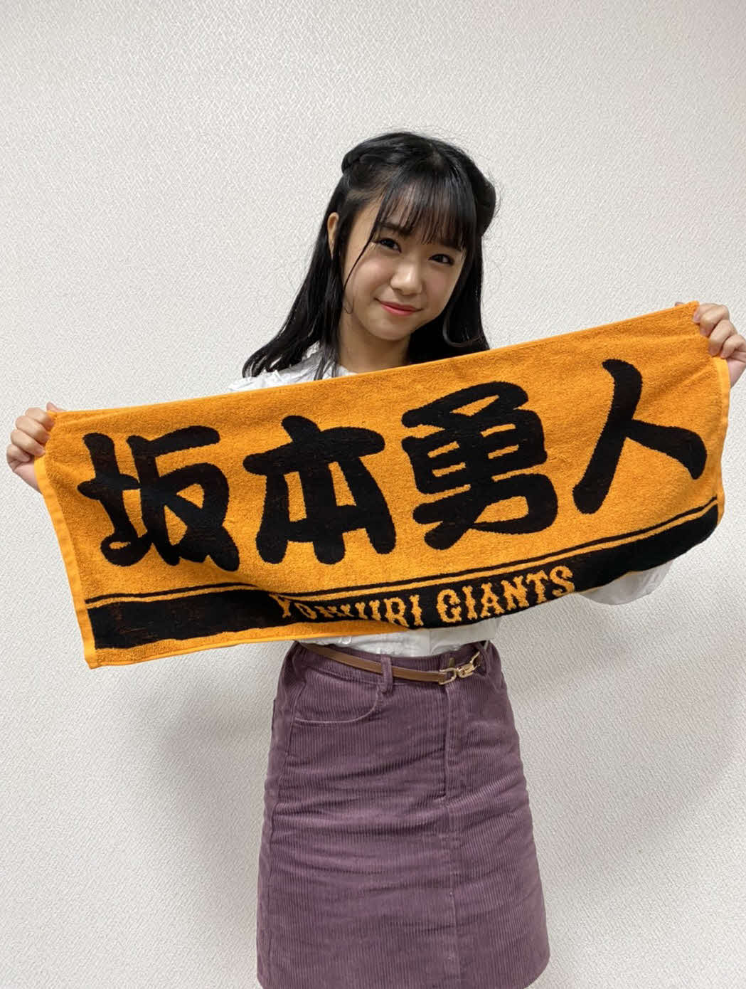 「オンラインおしゃべり会」にも坂本勇人選手のグッズとともに行い、巨人のリーグ優勝を祝福するNGT48真下華穂（C）Flora