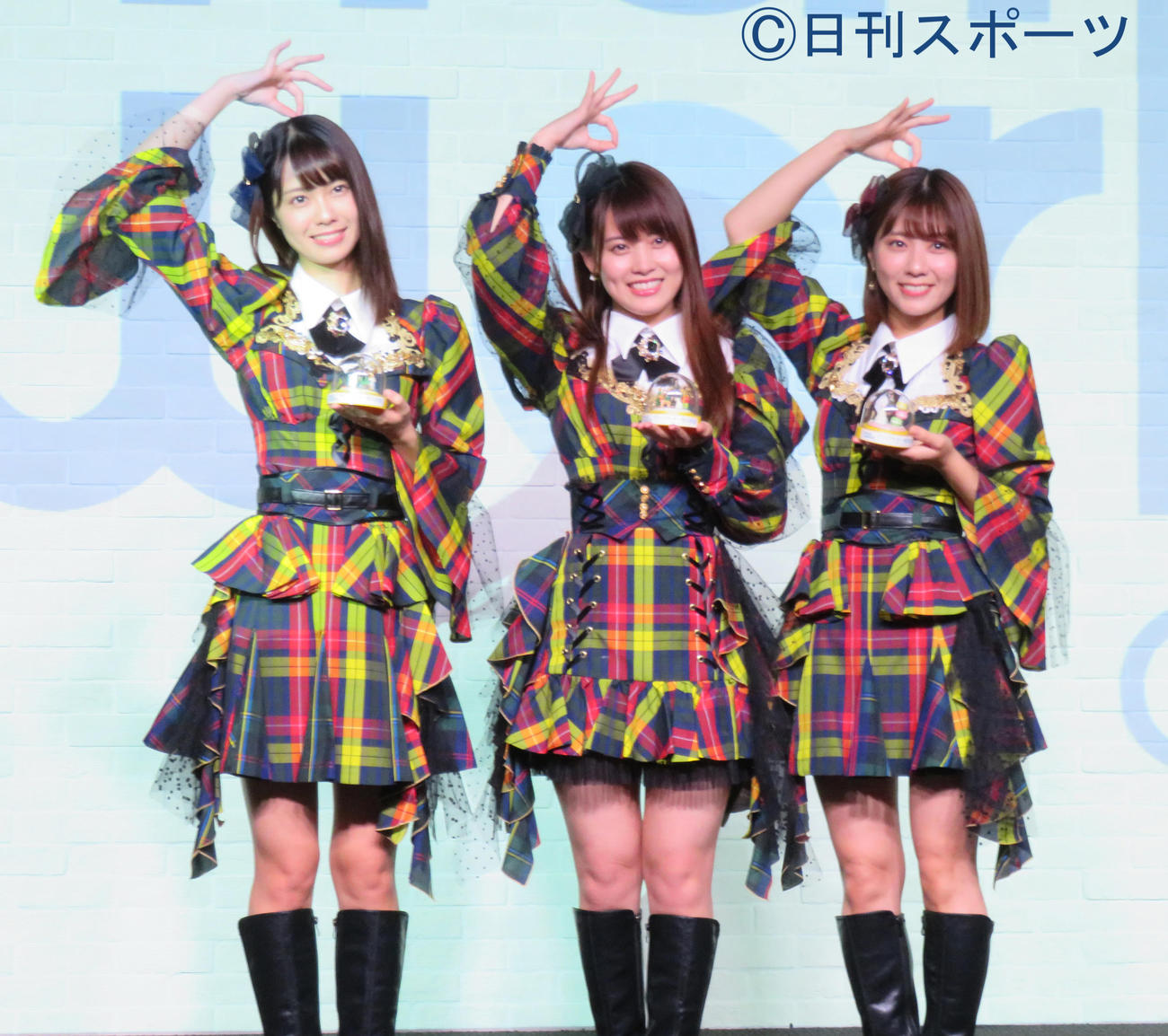 「SMALL　WORLDS　TOKYO」アンバサダー就任式に出席した、左からAKB48の小田えりな、岡部麟、清水麻璃亜（撮影・佐藤勝亮）