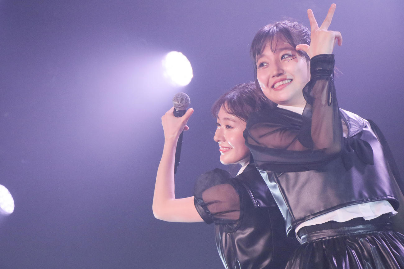 「みなのえ」公演でパフォーマンスするNGT48加藤美南（左）と山田野絵